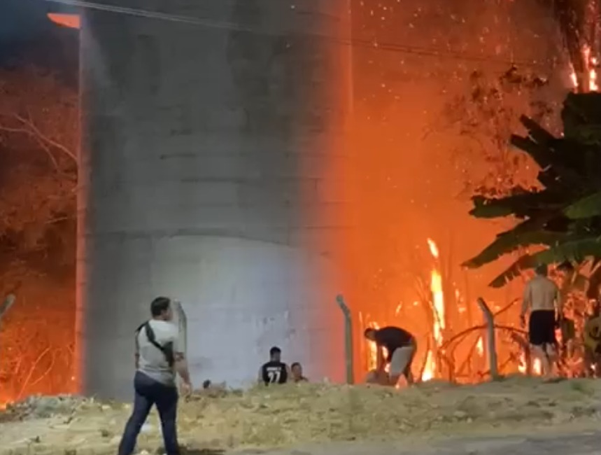 Incêndio atinge área de mata no Monte das Oliveiras em Manaus 