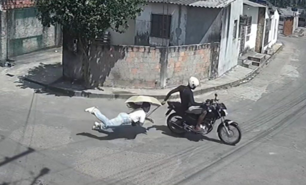 Jovem é arrastada durante tentativa de assalto em Manaus; veja vídeo