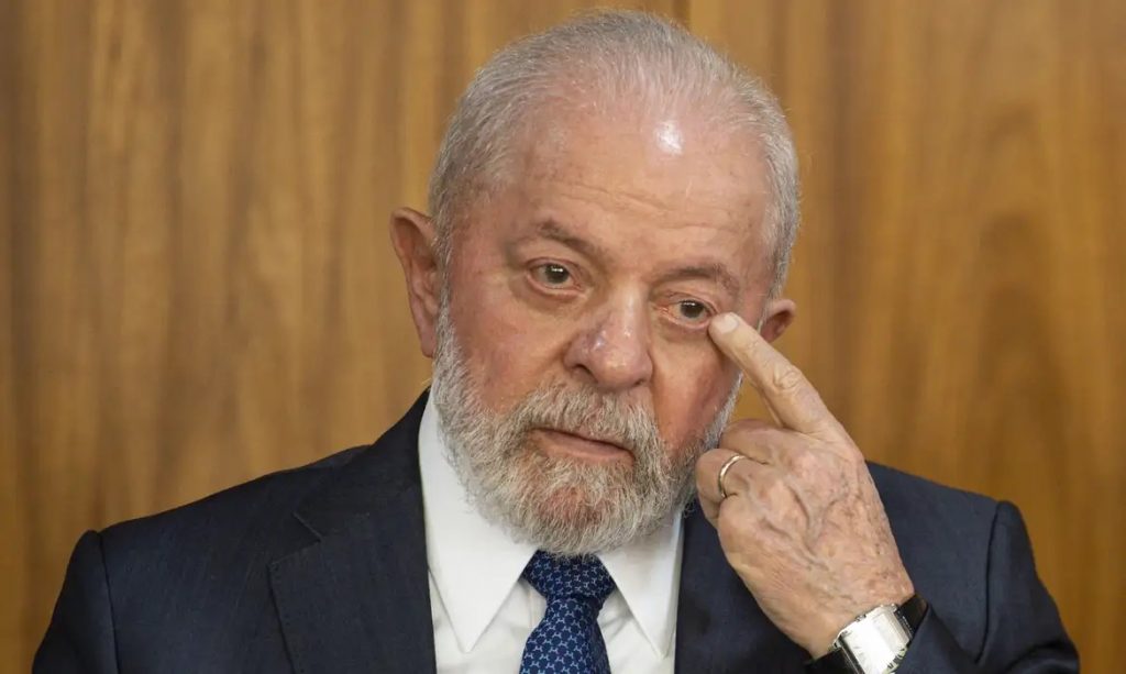Queda de Lula em acidente foi no banheiro; presidente levou 3 pontos na cabeça