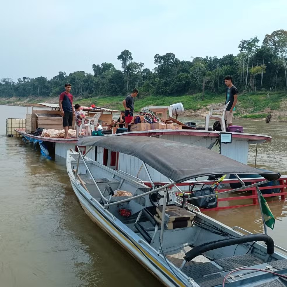 Vídeo: Embarcação naufraga após colidir contra tronco submerso em rio no Amazonas