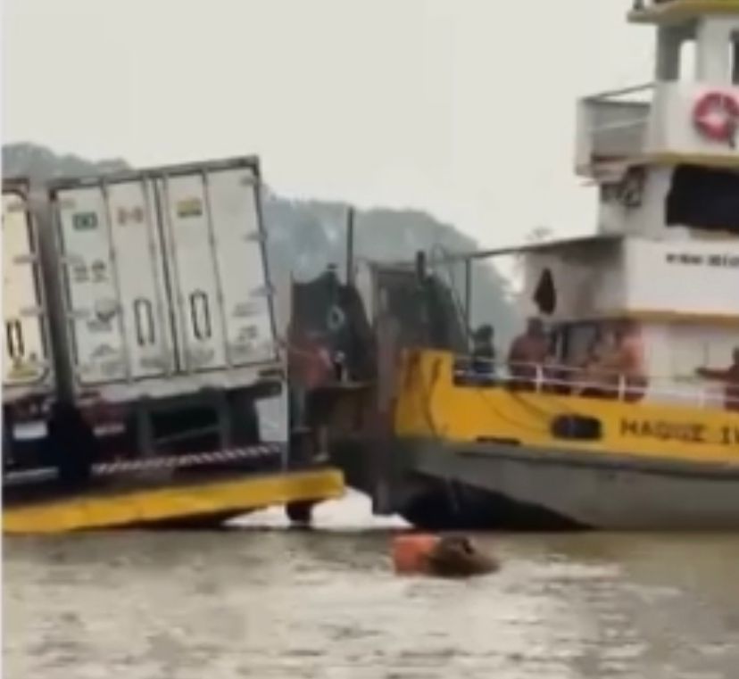 Balsa afunda parcialmente no Rio Madeira após bater em pedra por conta da seca