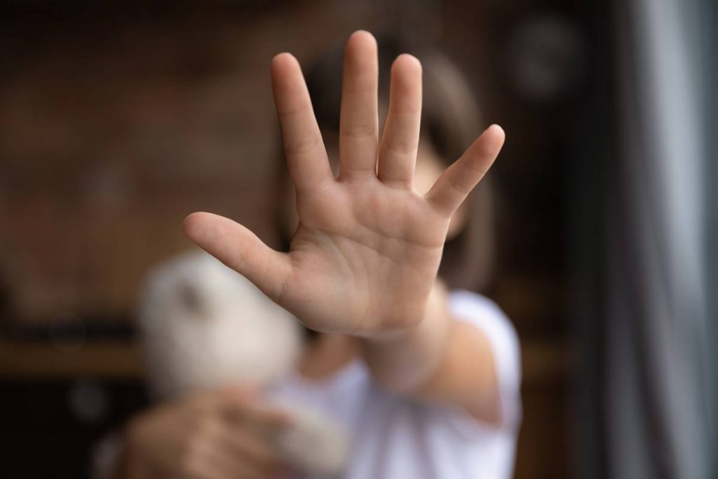 Dono de bar é preso por oferecer dinheiro e bebida para menina de 11 anos em troca de sexo