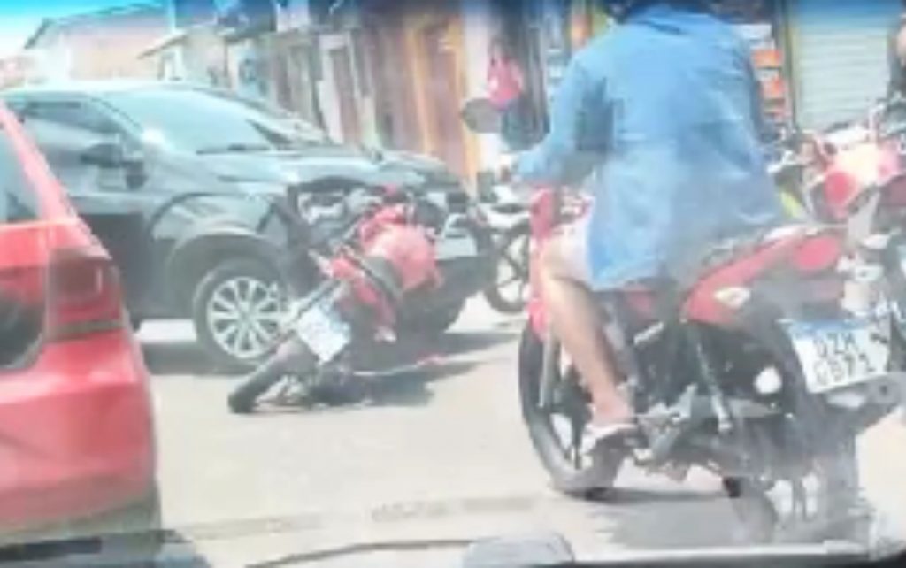 Vídeo: Motociclista é arremessado durante acidente em Manaus