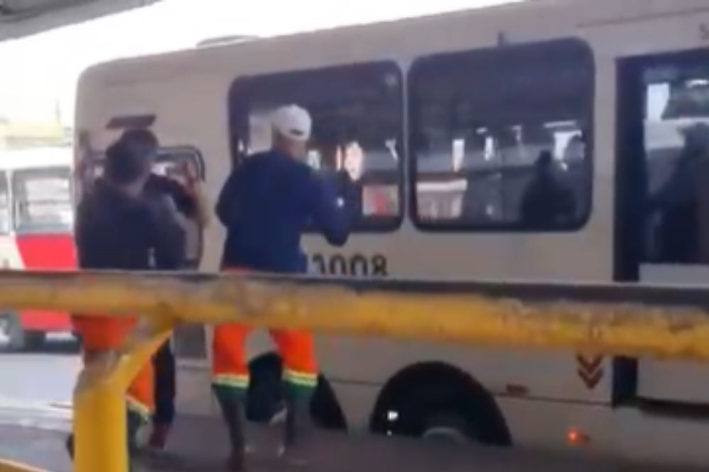 Vídeo: Funcionário da Prefeitura de Manaus é esfaqueado durante tentativa de assalto em terminal de integração