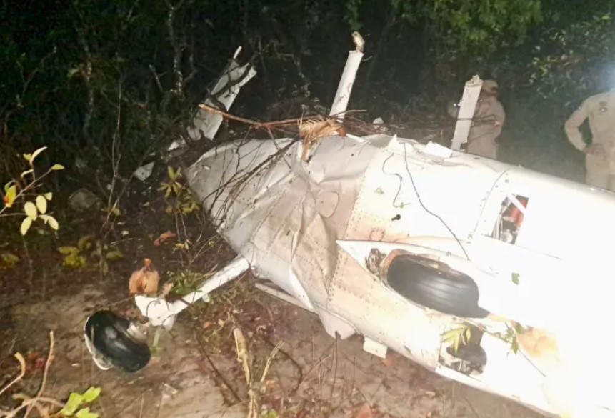 Avião de pequeno porte com quatro ocupantes cai em área rural