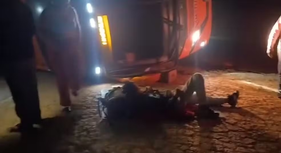 Ônibus que saiu de Manaus para Porto Velho tomba na BR-319 e deixa seis feridos