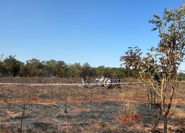 Passageiros morrem carbonizados durante queda de avião