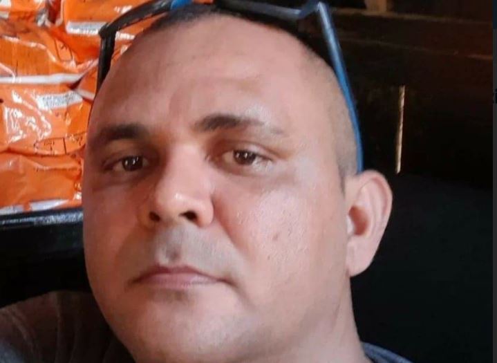 PC procura por homem que matou mulher a facadas na frente dos filhos no Amazonas
