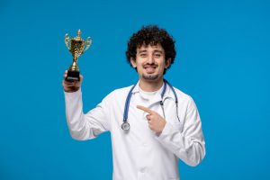 homem bonito em uniforme médico sorrindo e segurando um troféu