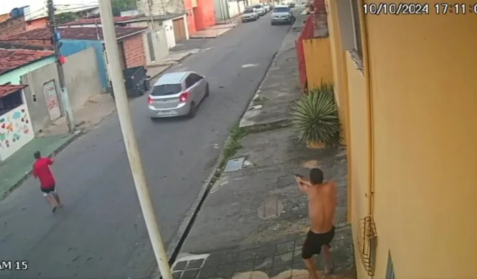 Veja momento em que homem armado mata dois e deixa mulher ferida a tiros