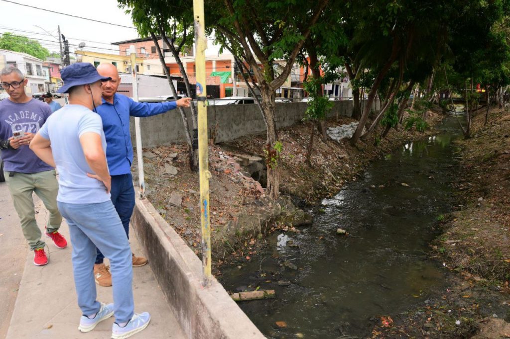 Prefeito David Almeida vistoria limpeza e revitalização do igarapé do Coroado