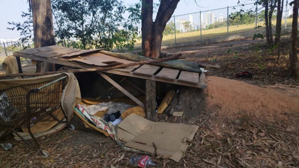 Câmera registra momento em que estuprador segue adolescente antes de abusá-la