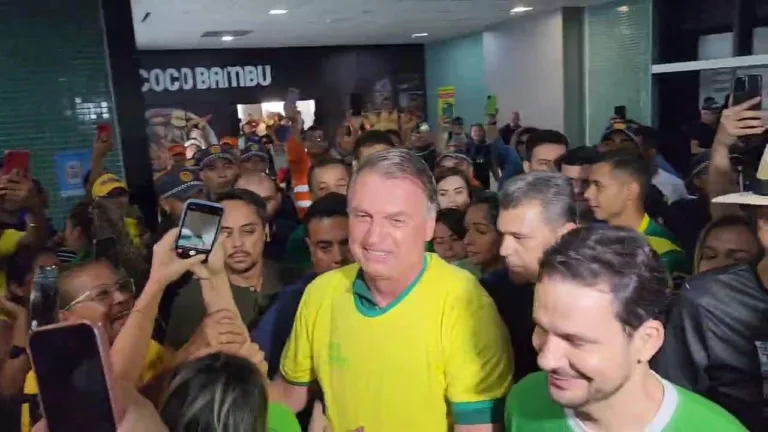 Bolsonaro é recepcionado por apoiadores no aeroporto de Manaus