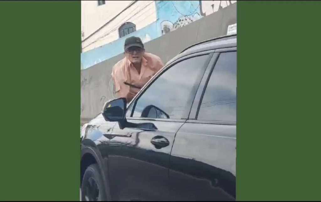 Idoso é arrastado em capô de carro por avenida de Manaus; veja vídeo