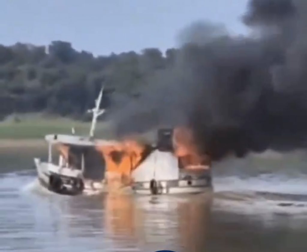 Vídeo mostra barco pegando fogo no meio do rio no interior do Amazonas; assista