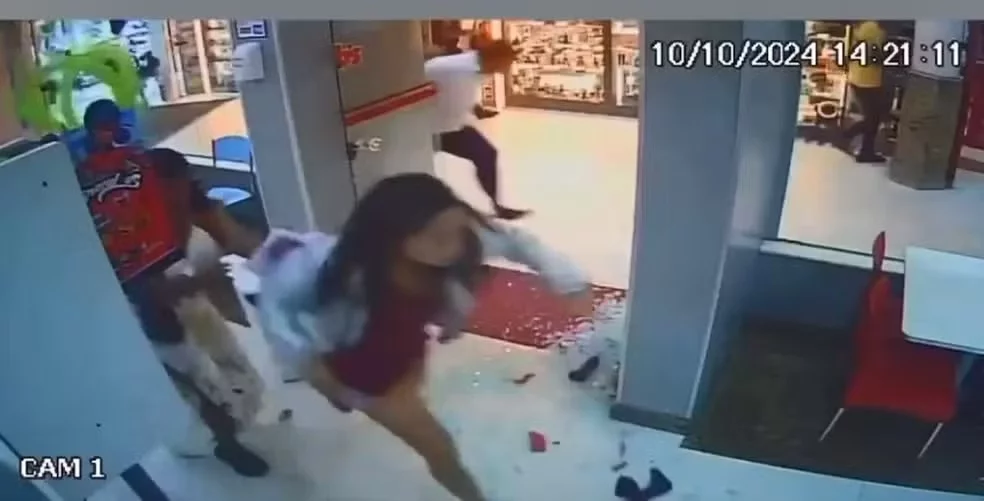 Vídeo: Tiroteio deixa dois feridos em shopping e atirador morre durante fuga