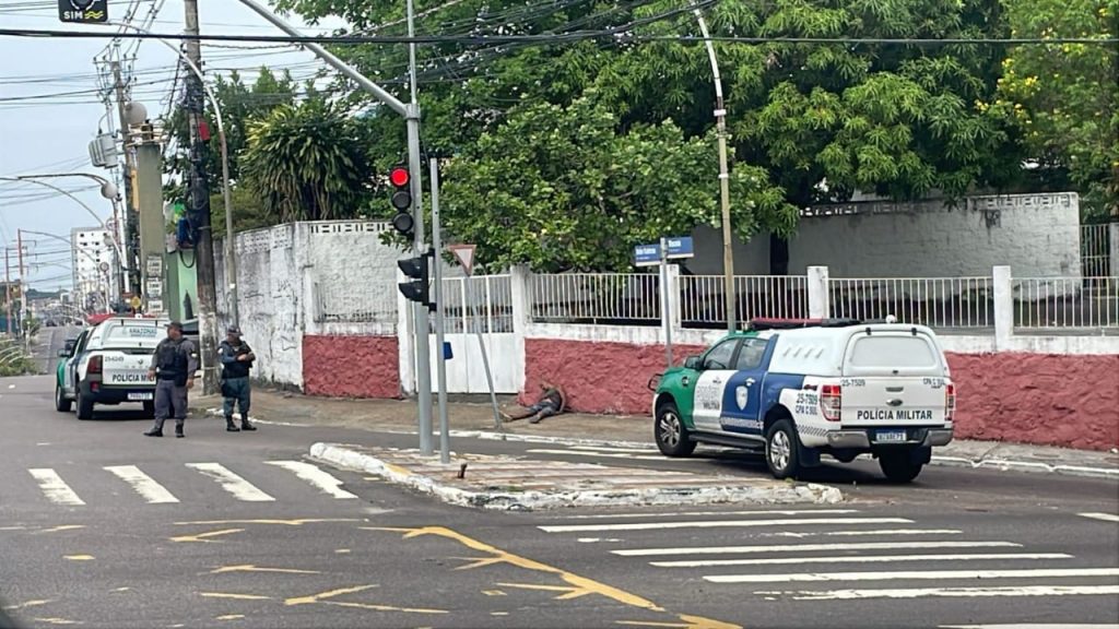 Mistério: corpo de homem é achado na calçada em avenida de Manaus
