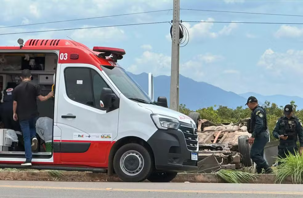 Homem morre e esposa e filhos ficam feridos após carro capotar na BR-401