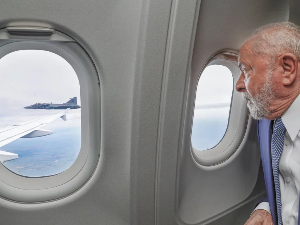Avião presidencial de Lula enfrenta problema técnico após decolar do México