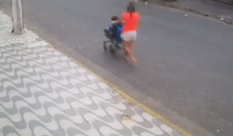 Veja vídeo: assaltante ameaça mãe e filha cadeirante durante roubo