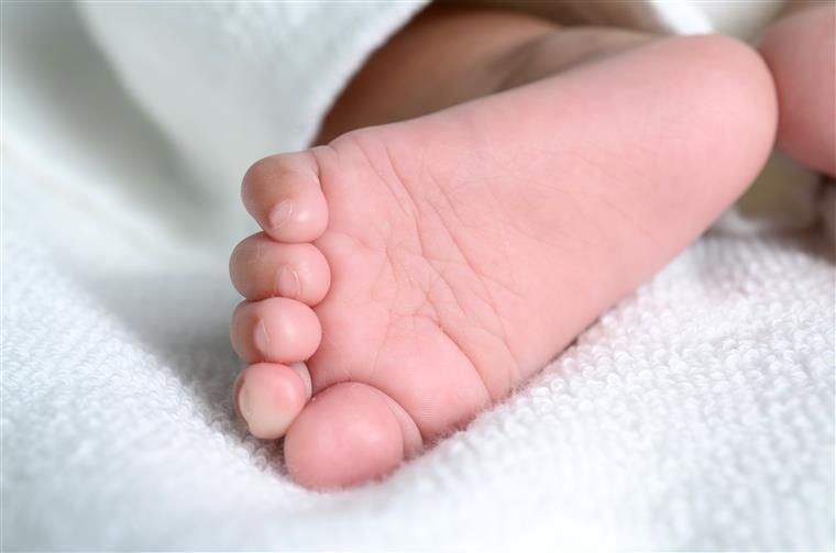 Mulher deixa bebê de 3 meses com outros dois filhos sozinhos em casa para ir à festa em Manaus