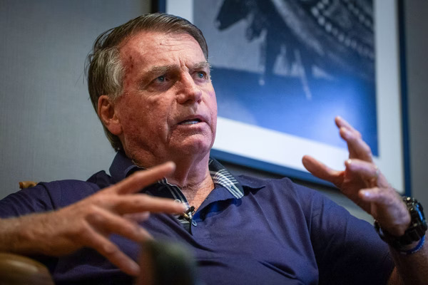 Bolsonaro afirma que mesmo inelegível, seguirá como candidato até que sua “morte política seja anunciada para valer”