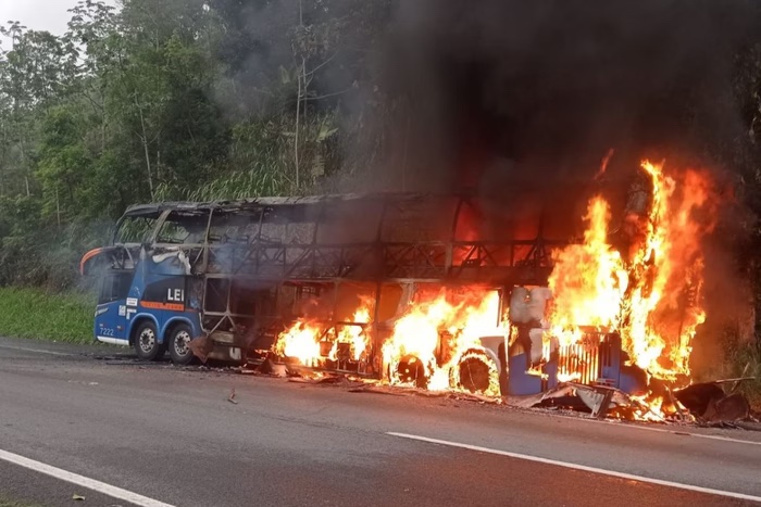 Passageiro se tranca no banheiro e coloca fogo em ônibus com 40 pessoas