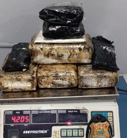PF prende passageira por tráfico de drogas no porto de Tabatinga