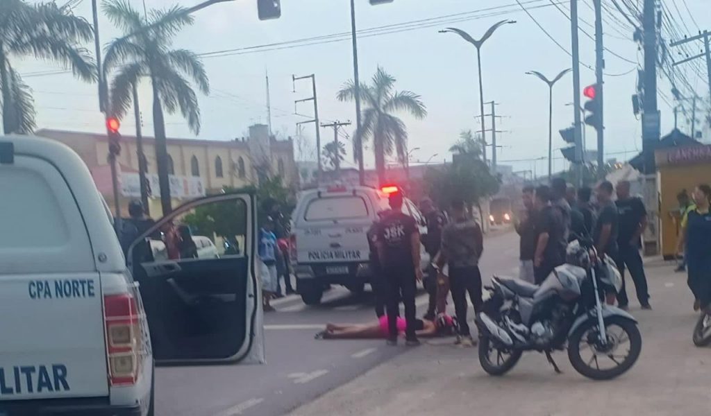 Urgente: mulher fica jogada no asfalto após acidente de trânsito em Manaus