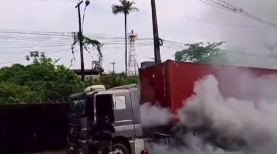 Veja vídeo: pane mecânica causa incêndio em caminhão em Manaus