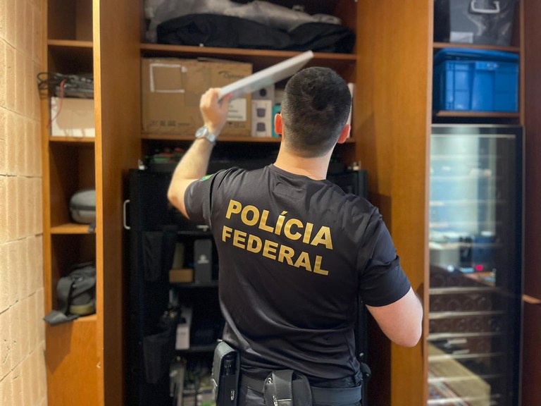 Servidores da Receita Federal são presos por desviar mercadorias