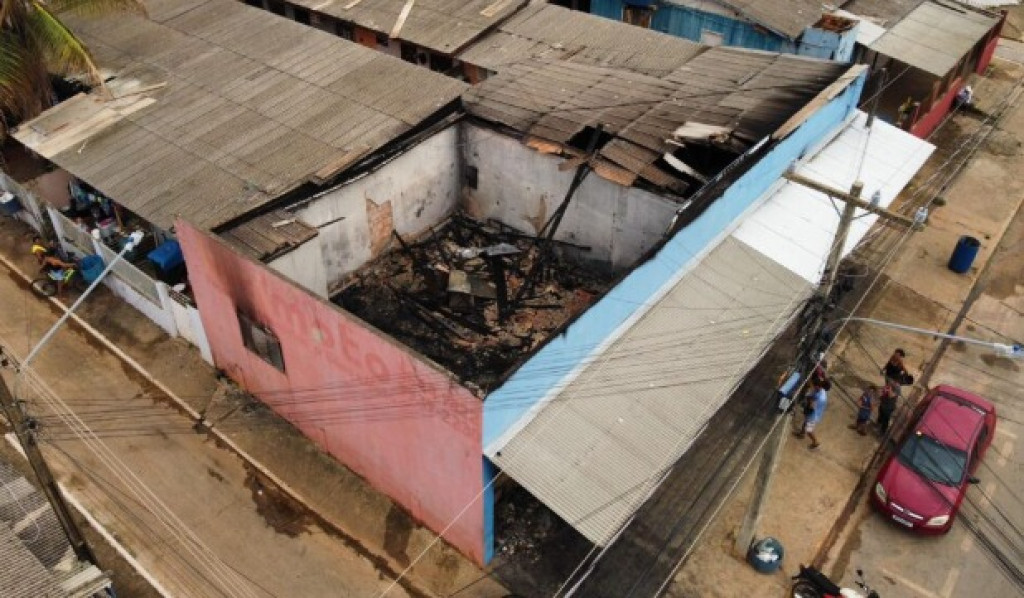 Eles foram encontrados mortos dentro do banheiro da agência, onde aparentemente tentaram se proteger das chamas.