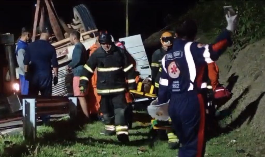 momento do resgate de motorista que ficou preso às ferragens de carreta após tombamento em Manaus