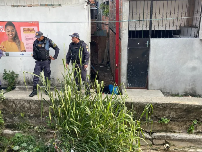 Homem é encontrado morto com mãos e pés amarrados em beco na zona Oeste de Manaus