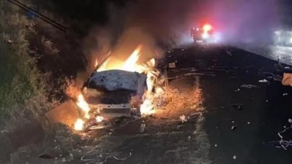 Acidente com três veículos provoca incêndio e duas mortes em rodovia de Avaré