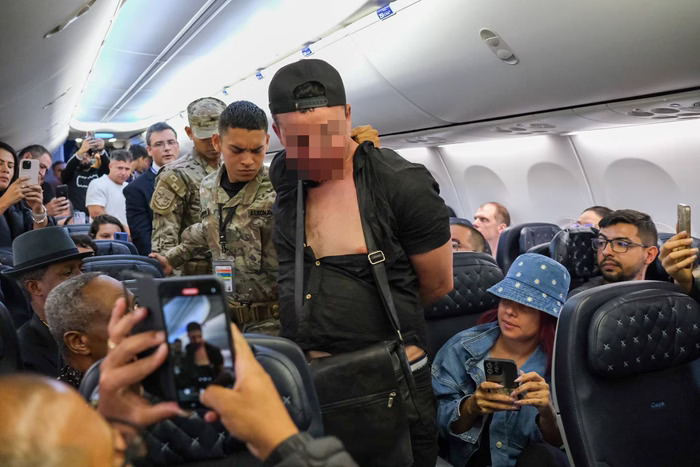 Passageiro tenta abrir porta de avião durante voo