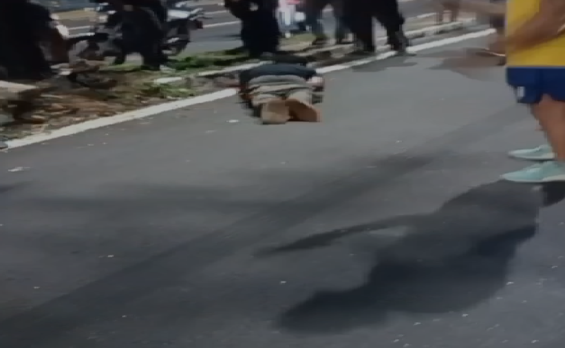 Veja vídeo: motoqueiro fica gravemente ferido ao arremeçado durante acidente em Manaus