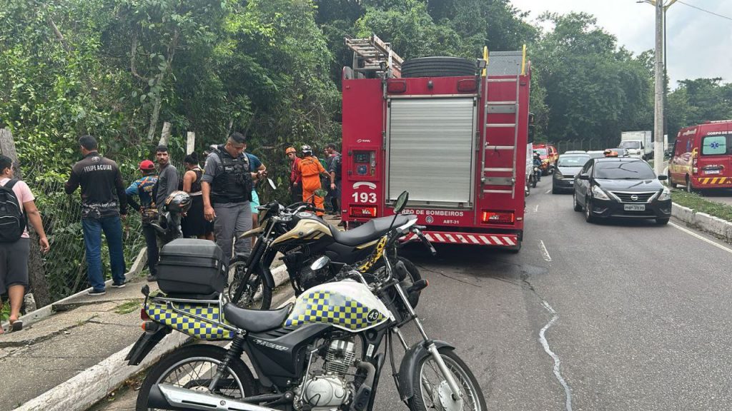 Veja vídeo: Bombeiros resgatam vítima presa em ferragens após acidente de trânsito em Manaus