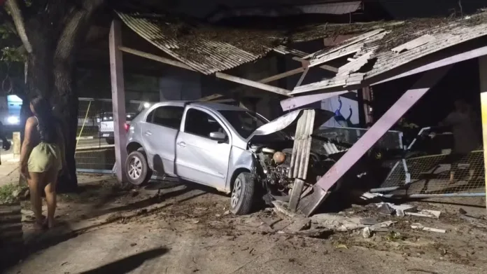 Carro perde o controle e invade floricultura na Zona Centro-Sul de Manaus