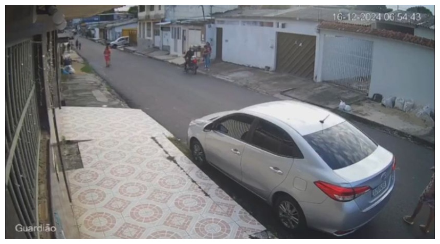 Veja vídeo: criminoso ameaça de morte e assalta mulher na Zona Norte de Manaus