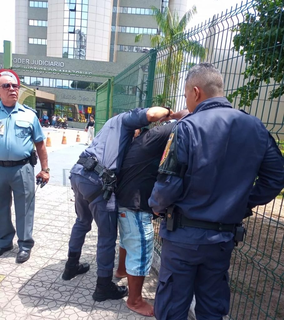 Idosa é ferida por disparos durante assalto à ônibus em Manaus