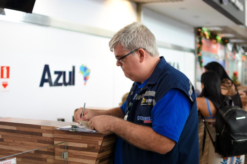 Empresa aérea é autuada após cancelar de última hora voo de passageiro em Manaus