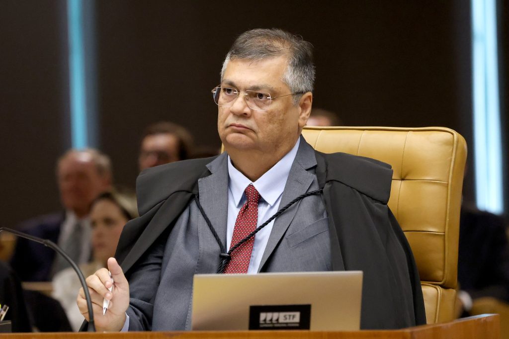 Flávio Dino aponta casos de corrupção ao decidir suspender emendas parlamentares: “malas de dinheiro jogadas por janelas”
