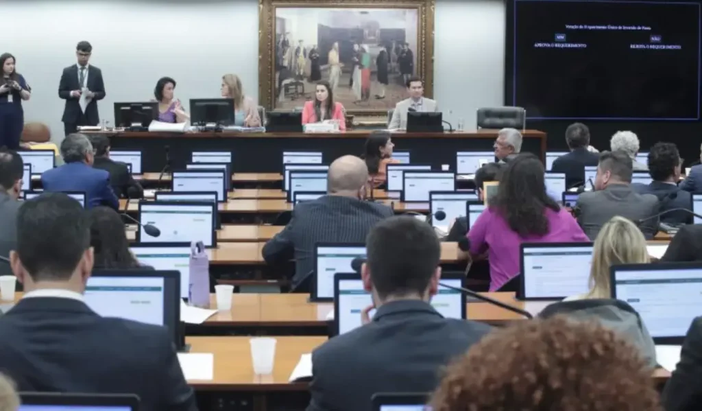 CCJ da Câmara aprova projeto de lei do voto impresso com o apoio de bolsonaristas
