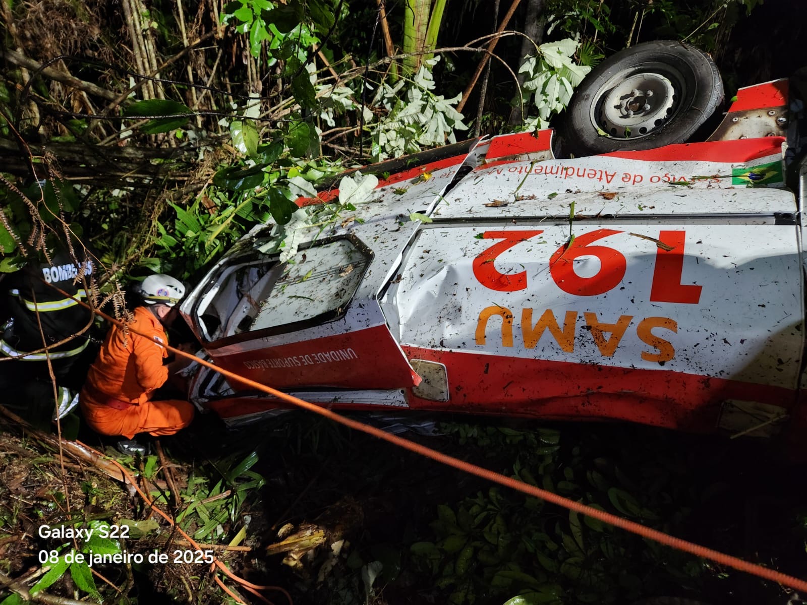 Acidente com ambulância do Samu deixa dois mortos na BR-174 no Amazonas