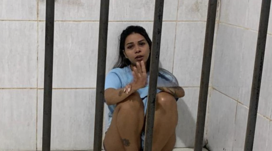 ‘Bibi Perigosa’ cruza com policiais e termina presa
