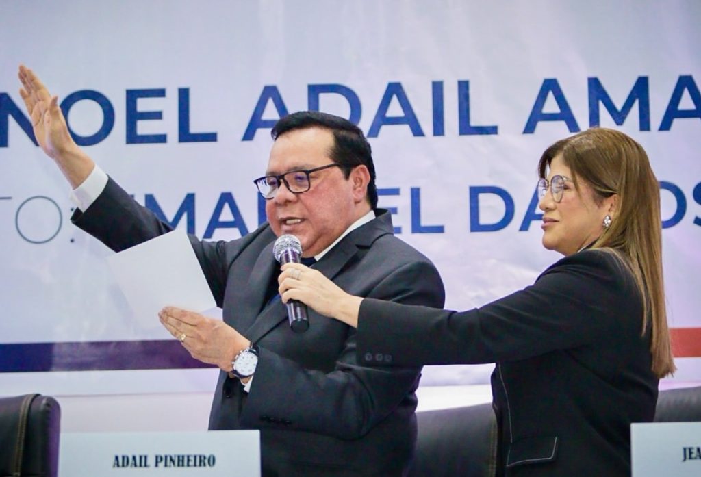 Adail Pinheiro toma posse como prefeito de Coari mas corre risco de perder o cargo