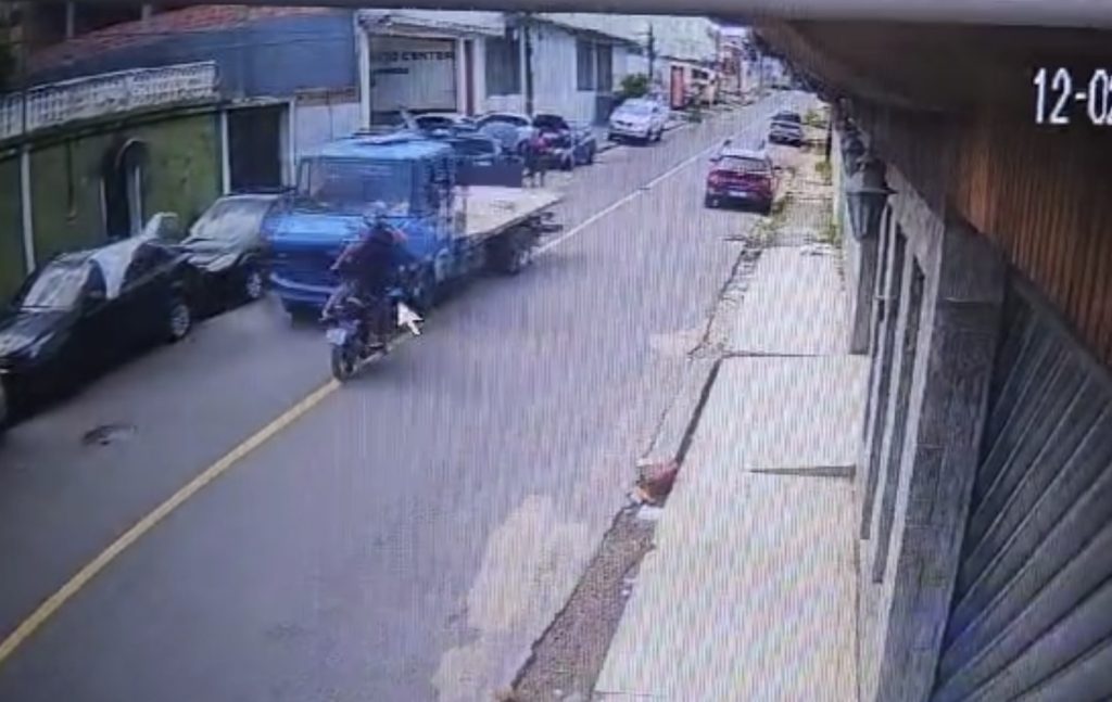 Colisão entre caminhão e motocicleta na rua Monte Castelo, bairro Japiim, Manaus.