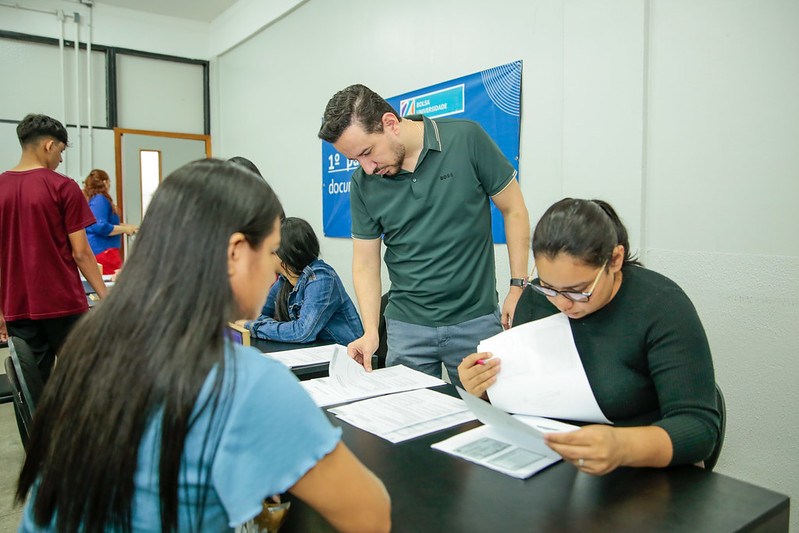 candidatos bolsa pós-graduação entregando documentos
