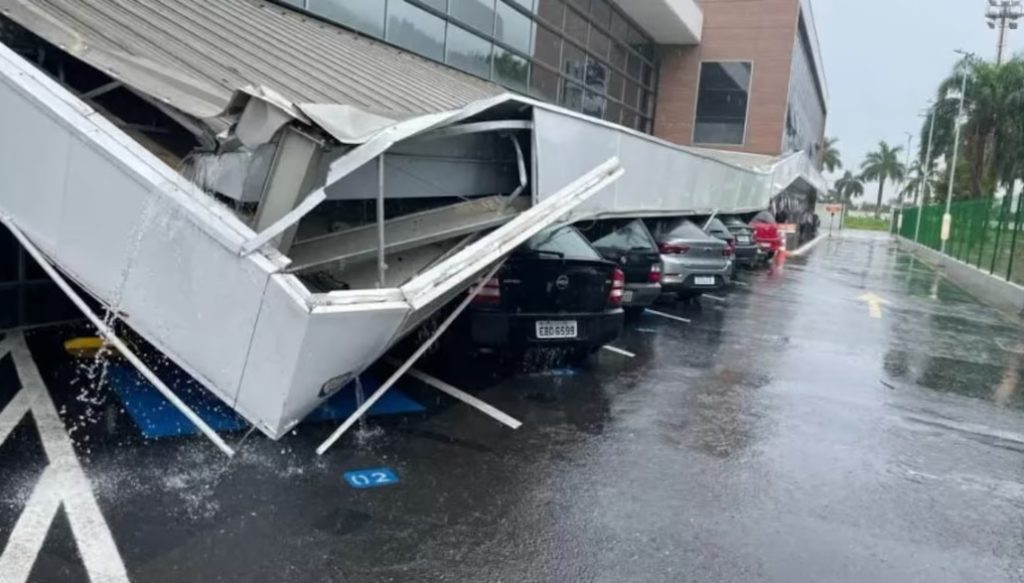 Vídeo: Ventos fortes derrubam teto de estacionamento de supermercado